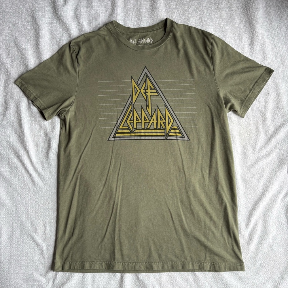 Basil Green Def Leppard Graphic Band T-Shirt Size Medium Short Sleeve Rock Music